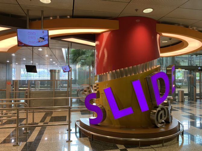 Our first encounter with Singapore: a slide in the airport for children instead of the escalator